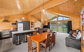Family Stays Very Private Close To Park With A Games Room Sleeps 10